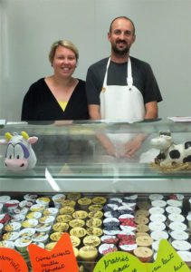 Magali et Bruno Gauthier derrière leur vitrine de yaourts