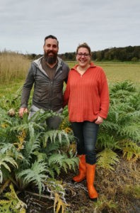 Delphine Matard et Julien Brehaut dans leur champ